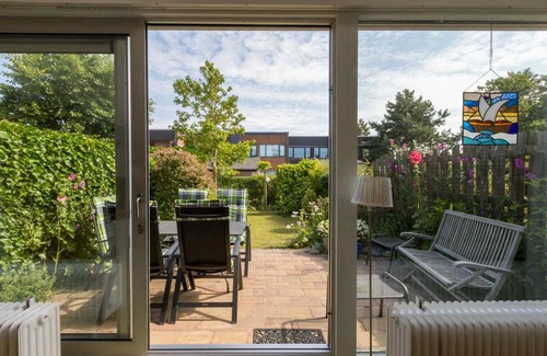 Nieuwvliet House | Comfortable holiday home just 150 metres from the beach