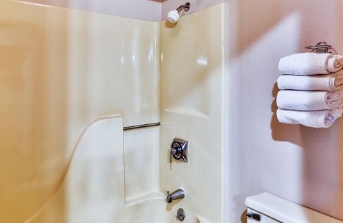 Wisconsin Dells Hotel | Comfortable Hotel Room @ Polynesian Hotel
