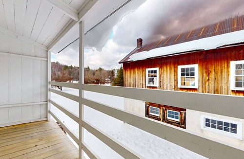 Weston House | Comfortable in-town house, dog-friendly, river view, w/d, TV w/Roku, wifi,