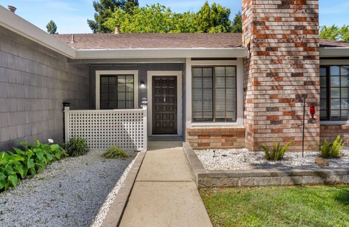 South Natomas House | Comfortable Modern 4 Bedroom/2 Bath Entire Home