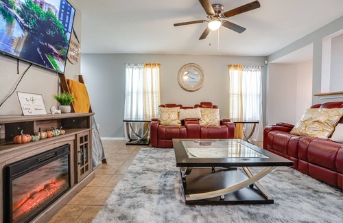 Southside House | Comfortable near Lackland & Downtown/Easy access I35n