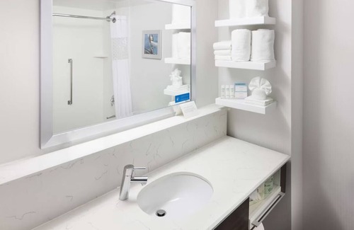 Downtown Fort Lauderdale Hotel | Comfortable Pet-Friendly Stay with Pool and Free Hot Breakfast Daily