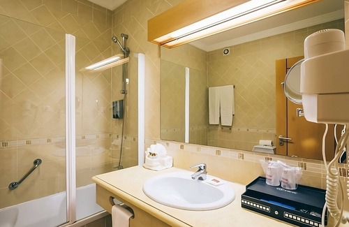 Areias de Sao Joao Hotel | Comfortable Stay! Spacious 1BR with Kitchenette, Free Parking, 2 Onsite Pools!
