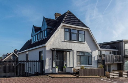 Municipality of Bergen Apartment | Comfortable studio located just 200 meters from Bergen aan Zee beach.