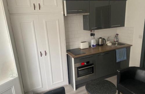 Hammersmith Broadway Apartment | Comfortable studio west London