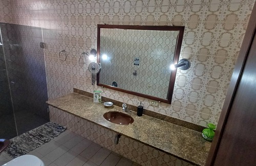 Cambui House | Comfortable suite, private bathroom, Wi-Fi, in Nova Campinas