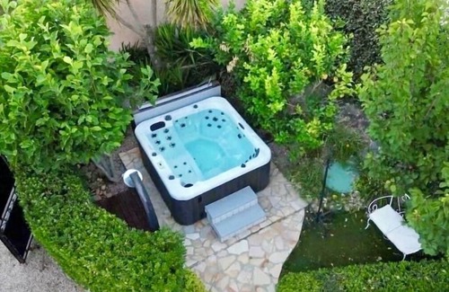 Appietto Villa | COMFORTABLE VILLA WITH PRIVATE POOL AND JACUZZI CLOSE TO THE BEACH
