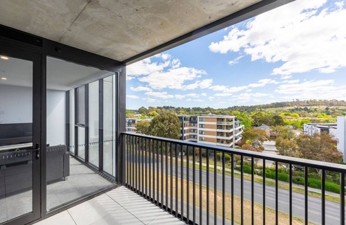 Lyons Apartment | Comfy 1 Bedroom Apartment Next to Woden Westfield