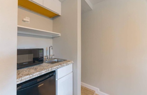 Greater Third Ward Apartment | Comfy 1 - Bedroom APT w/Queen Bed & Bath