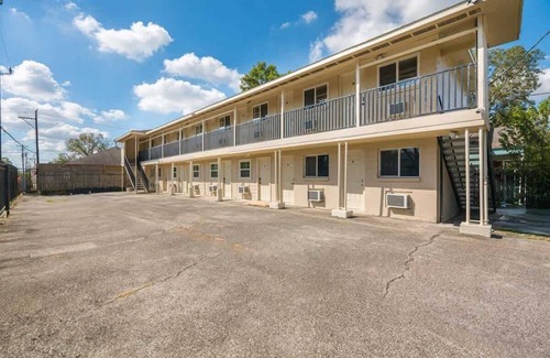 Greater Third Ward Apartment | Comfy 1 - Bedroom APT w/Queen Bed & Bath