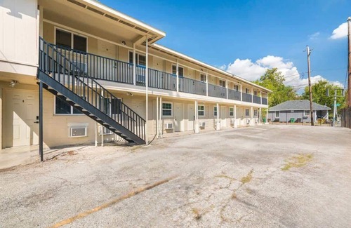 Greater Third Ward Apartment | Comfy 1 - Bedroom APT w/Queen Bed & Bath