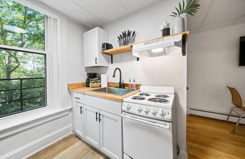 Mount Auburn Apartment | Comfy 1BR with Parking | Near UC, Zoo, Downtown