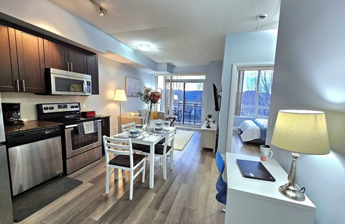 Thornhill Apartment | Comfy 2BR Condo near Promenade