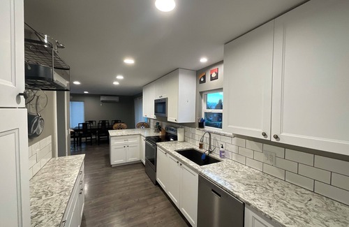 East Wenatchee House | Comfy 3-bed bungalow in East Wenatchee, where nearby adventures await.