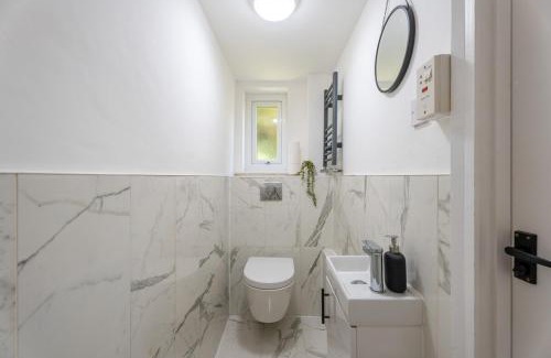 Roundhay House | Comfy 3 BR with Sofa Bed Near Roundhay
