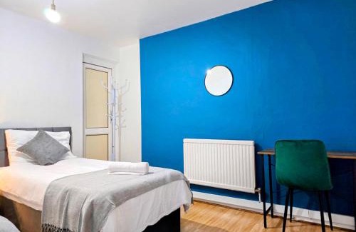 South Bermondsey Apartment | Comfy 3BR flat in the city perfect for long stay