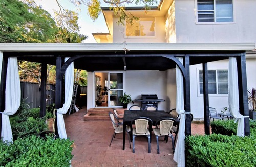Miranda House | Comfy 4 bedrooms house-2 mins to Miranda Shopping Centre