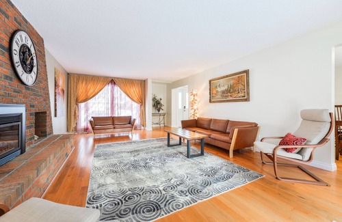 West Edmonton House | ⭐️Comfy and Classic 5 bedroom Home⭐️ King Bed🛏 Pool Table🎱3 Min from WEM🛍🎉❤️