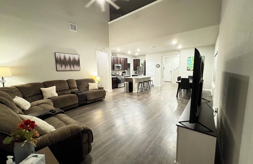 San Antonio House | Comfy and Convenient San Antonio Family Get Away! Pets Welcome