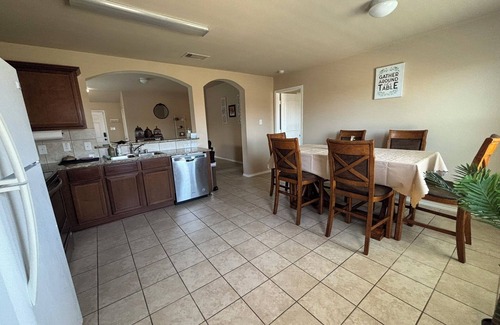 Princeton House | Comfy and Modern 4-Bedroom Home with King Bed, Workspace & Fast Wi-Fi