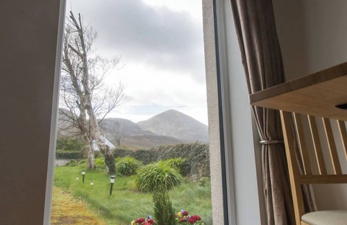 Murrisk Apartment | Comfy Annexe near Croagh Patrick with sea viewsn