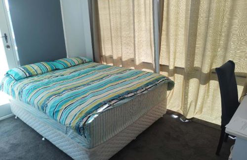 Grovedale House | Comfy bed quiet neighbourhood