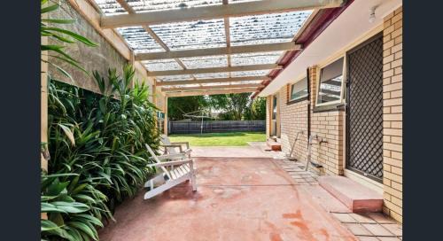 Grovedale House | Comfy bed quiet neighbourhood