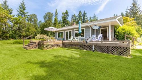 Freeland House | Comfy Coastal Cottage by AvantStay Mountain View
