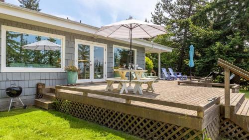 Freeland House | Comfy Coastal Cottage by AvantStay Mountain View