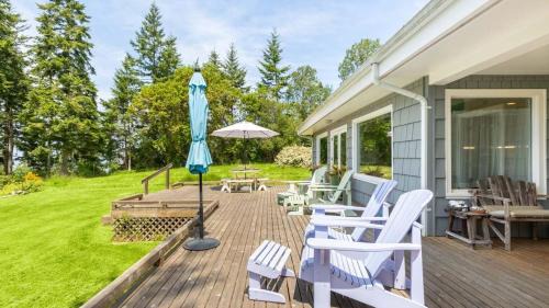 Freeland House | Comfy Coastal Cottage by AvantStay Mountain View