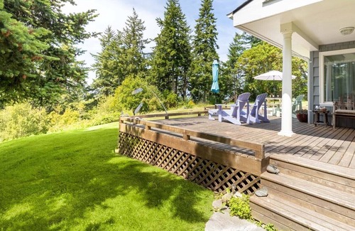 Freeland Cottage | Comfy Coastal Cottage - Bright and Cheerful