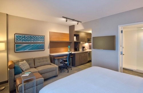 Flagami Hotel | Comfy & Convenient Stay near Miami Airport | 3 Units | Pool & Breakfast