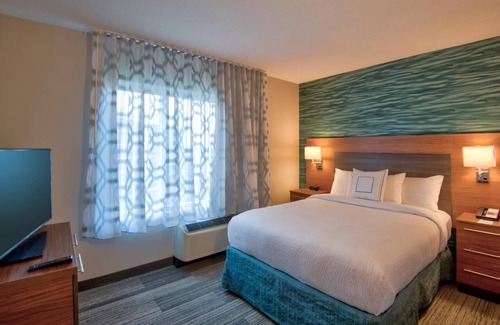 Flagami Hotel | Comfy & Convenient Stay near Miami Airport | 3 Units | Pool & Breakfast