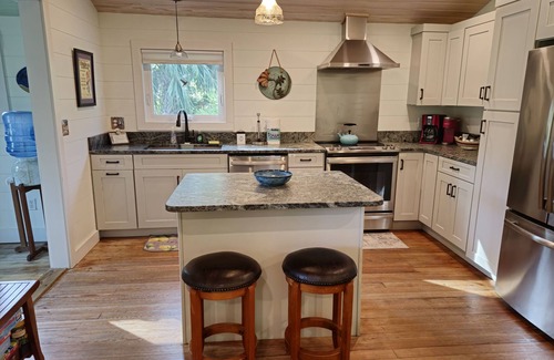 Historic Downtown Apalachicola Cottage | Comfy Cottage in Apalachicola; Easy Walk to Downtown!