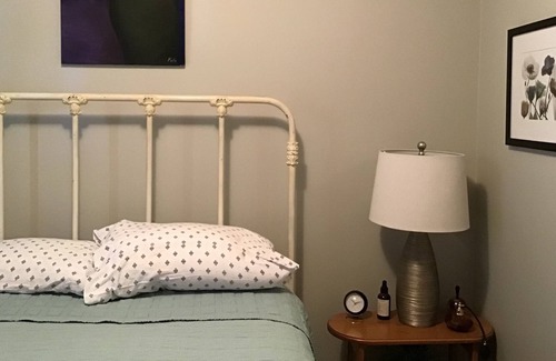 Lawrence House | Comfy, Cozy, and Clean! Close to KU campus, great restaurants and shopping