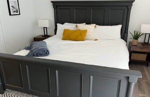 Pineapple Grove Arts District House | Comfy & Cozy Renovated Townhome Delray Beach Short walks to Atlantic Ave & Beach