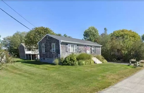 Narragansett House | Comfy Cozy Updated Home by Scarborough Beach