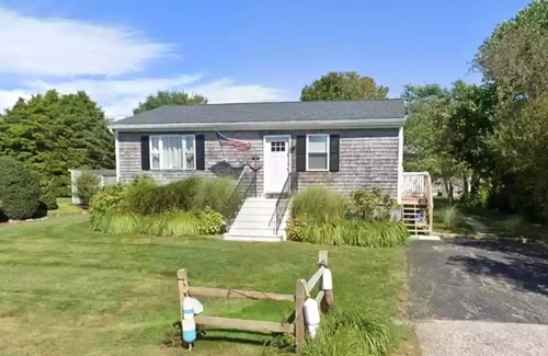 Narragansett House | Comfy Cozy Updated Home by Scarborough Beach
