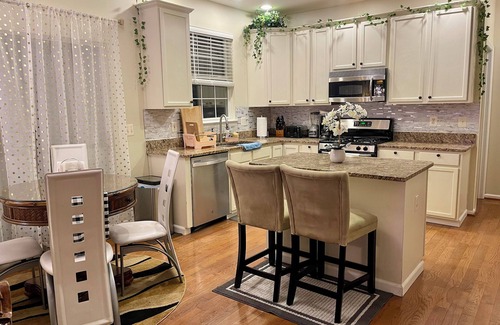 Montclair House | Comfy Deluxe Getaway Resort