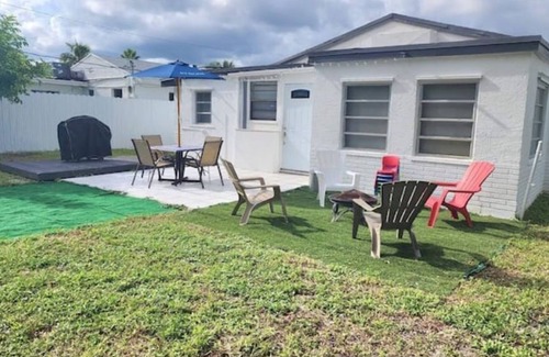 Highland Garden House | Comfy home well located 10 min to Hollywood beach!