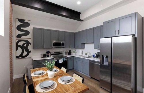Cleveland Apartment | Comfy King Bed - Gym incl. - 10 min. to downtown