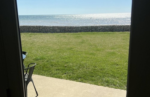 Algoma Condo | Comfy modern condo, right on Lake Michigan. Perfect couples getaway! No aircon