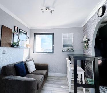 Lansbury Apartment | Comfy Modern Unit Near Canary Wharf l Top Floor Ideal for Business and Leisure Privacy l