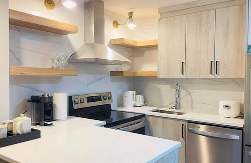 Calgary House | Comfy Neutral Living/Modern/Free Parking