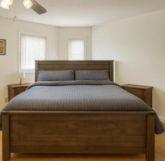 Orangeville House | Comfy & Spacious 4BR Family Home with Free Parking, Laundry, BBQ! 10 Min Walk to Headwaters Hospital, 5 Min Drive to Mount Alverno Luxury Resorts, Ideal for Medical, Vacation or Work Stays!