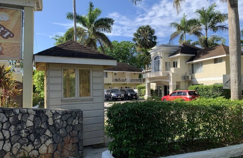 Negril Villa | Comfy Stay in Jamaica -Enjoy 7 Miles of White Sand Beach! by RedAwning