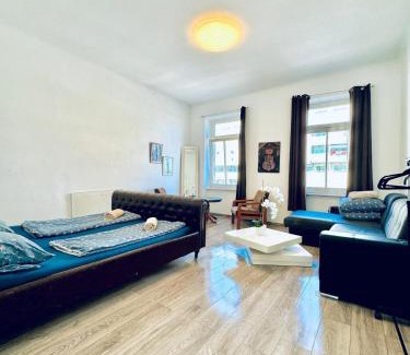 Grinzing Apartment | Comfy Studio Apt for up to 3P, 10Min to FAC Platz