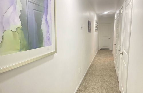 Houston House | Comfy Two Bedroom in Townhouse - 9 minutes from Airport and Downtown!