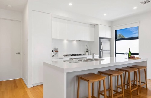 Melbourne House | Como Villa | Family Retreat Close to Beach & Shops