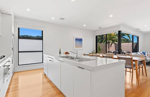 Melbourne House | Como Villa | Family Retreat Close to Beach & Shops